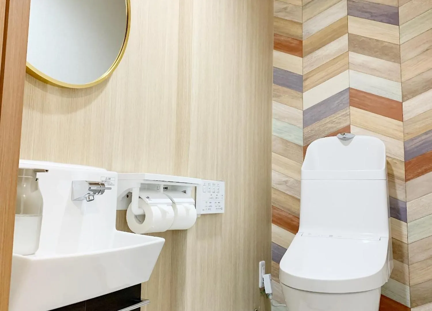 Shinjuku#Ookubo#Kabukicho#New Built 4Beds Room,3 Toilets, 2 Shower Rooms#新宿中心#大久保#歌舞伎#地铁站步行2分#新建一栋3层楼 4个卧室3个卫生间2个浴室1个客厅#高速无限制网络#智能马桶#干湿分离103 Tokyo Apartment
