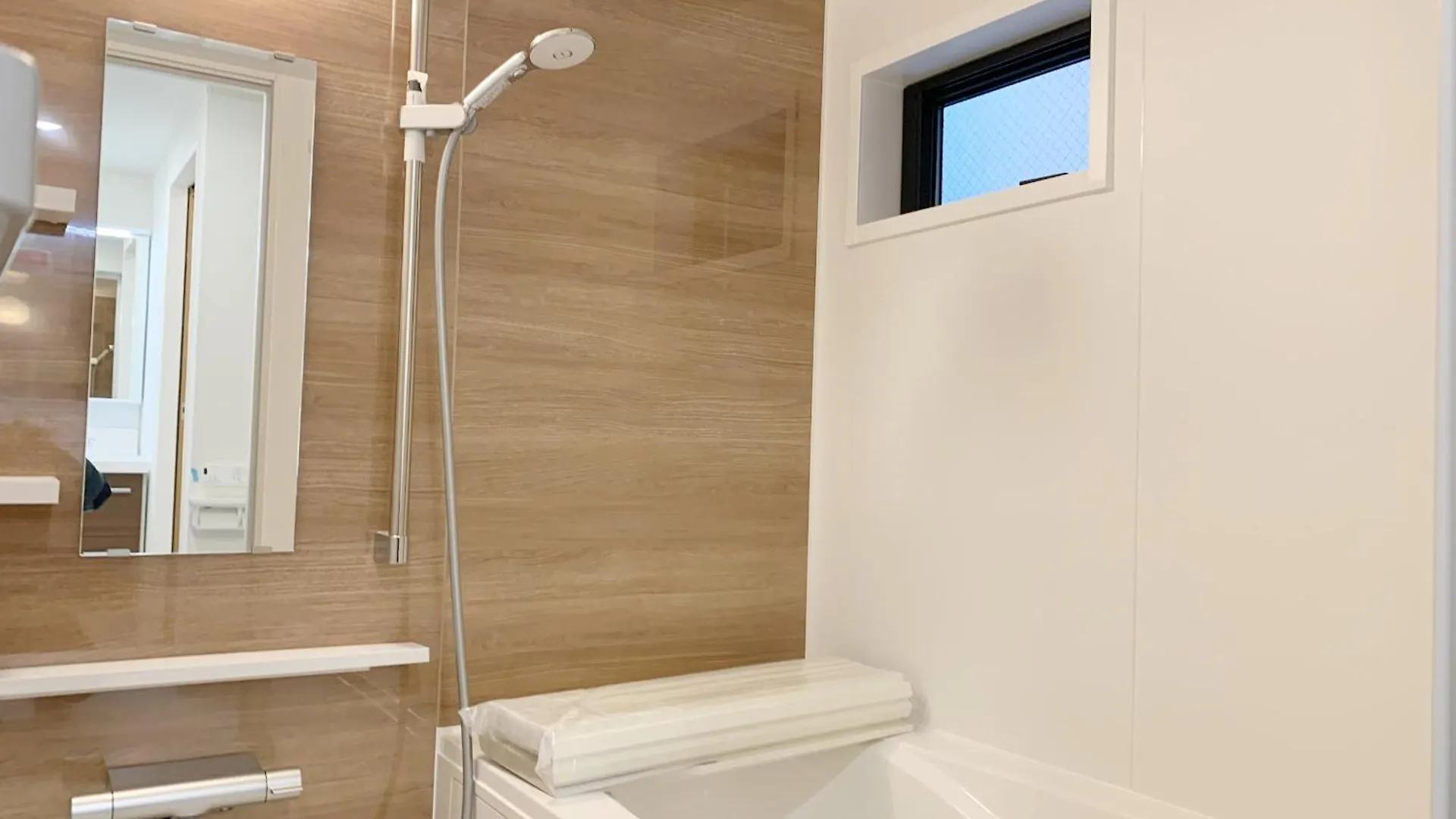 Apartment Shinjuku#Ookubo#Kabukicho#New Built 4Beds Room,3 Toilets, 2 Shower Rooms#新宿中心#大久保#歌舞伎#地铁站步行2分#新建一栋3层楼 4个卧室3个卫生间2个浴室1个客厅#高速无限制网络#智能马桶#干湿分离103 Tokyo
